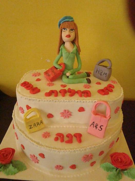 עוגת יום הולדת לחיילת עם תיקי מותגים שופינג